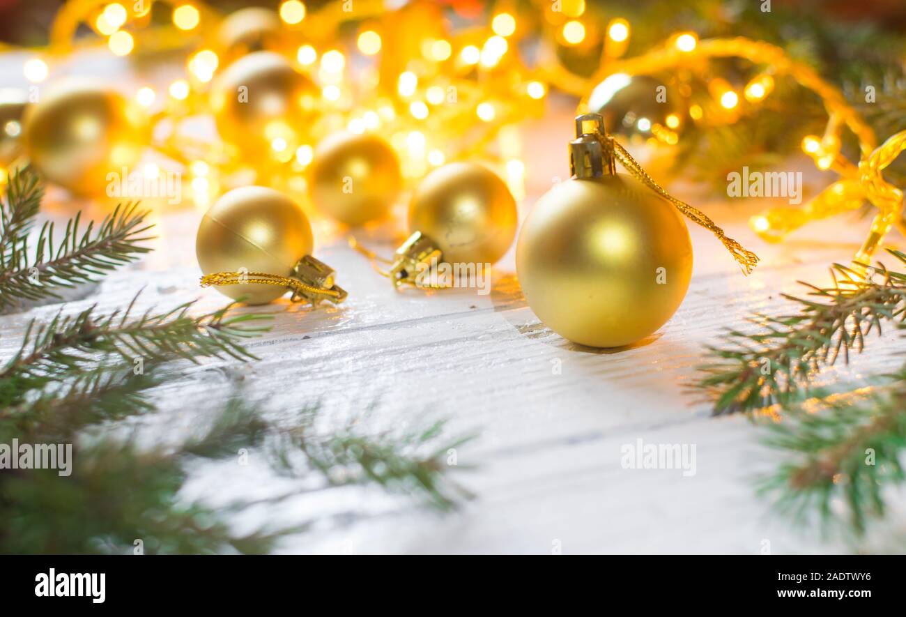 Schöne Weihnachten Dekoration (Kugeln, Lichter, kiefer Niederlassungen) auf alten weißen, Holz- Hintergrund. Platz für Text Stockfoto