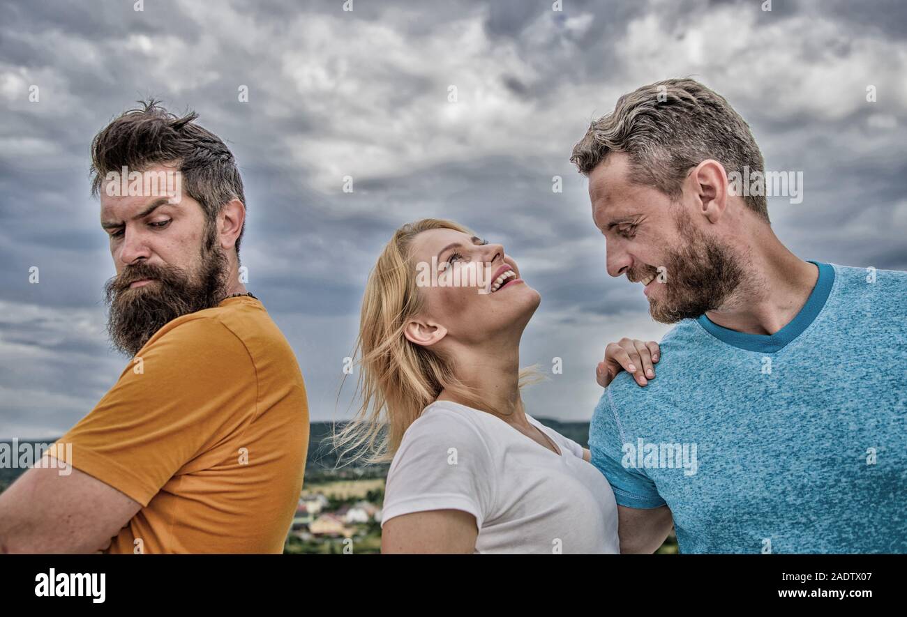 Was Ist Zu Tun Wenn Sie Zuruckgewiesen Fuhlen Madchen Stehen Zwischen Zwei Mannern Paar Und Abgelehnten