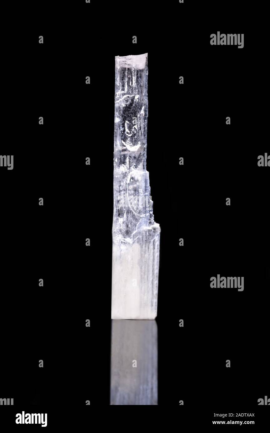 Aquamarin Edelstein vor schwarzem Hintergrund, blau türkis Mineral Stein Stockfoto