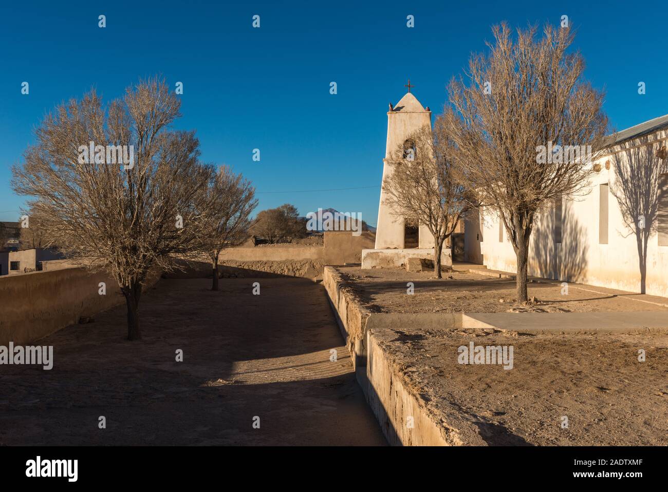 Weiß getünchten Adobe, Kirche San Juan del Rosario, südlichen Altiplano, Salar de Uyuni, Potosi, im Südwesten von Bolivien, Lateinamerika Stockfoto