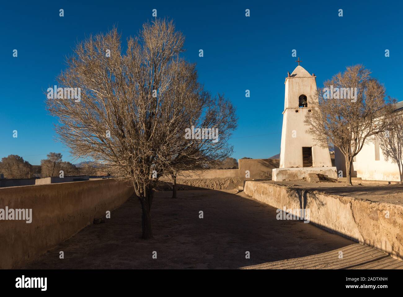 Weiß getünchten Adobe, Kirche San Juan del Rosario, südlichen Altiplano, Salar de Uyuni, Potosi, im Südwesten von Bolivien, Lateinamerika Stockfoto