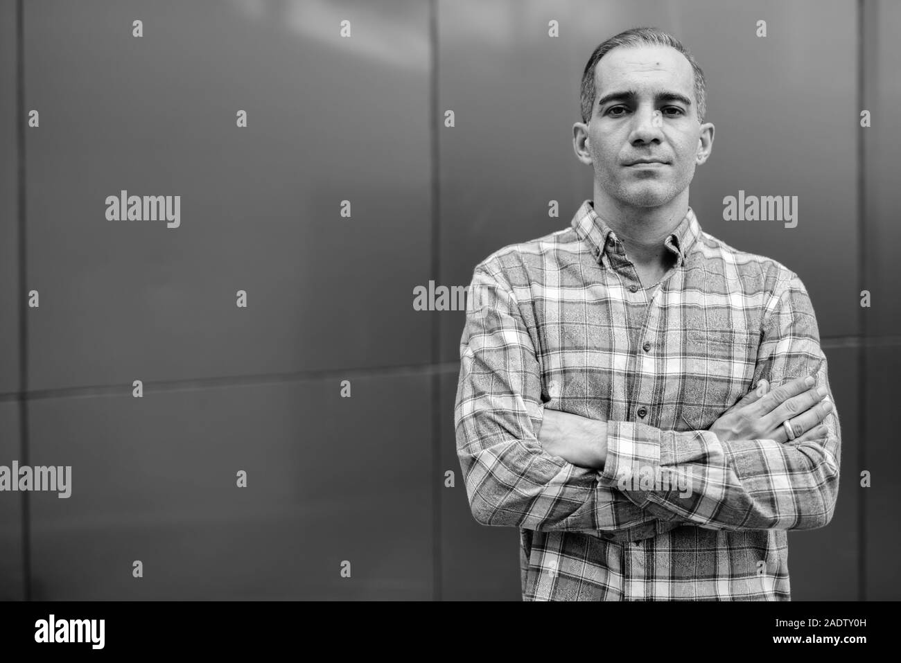 Reifen persischen Mann gegen glänzende Wand in Schwarz und Weiß Stockfoto