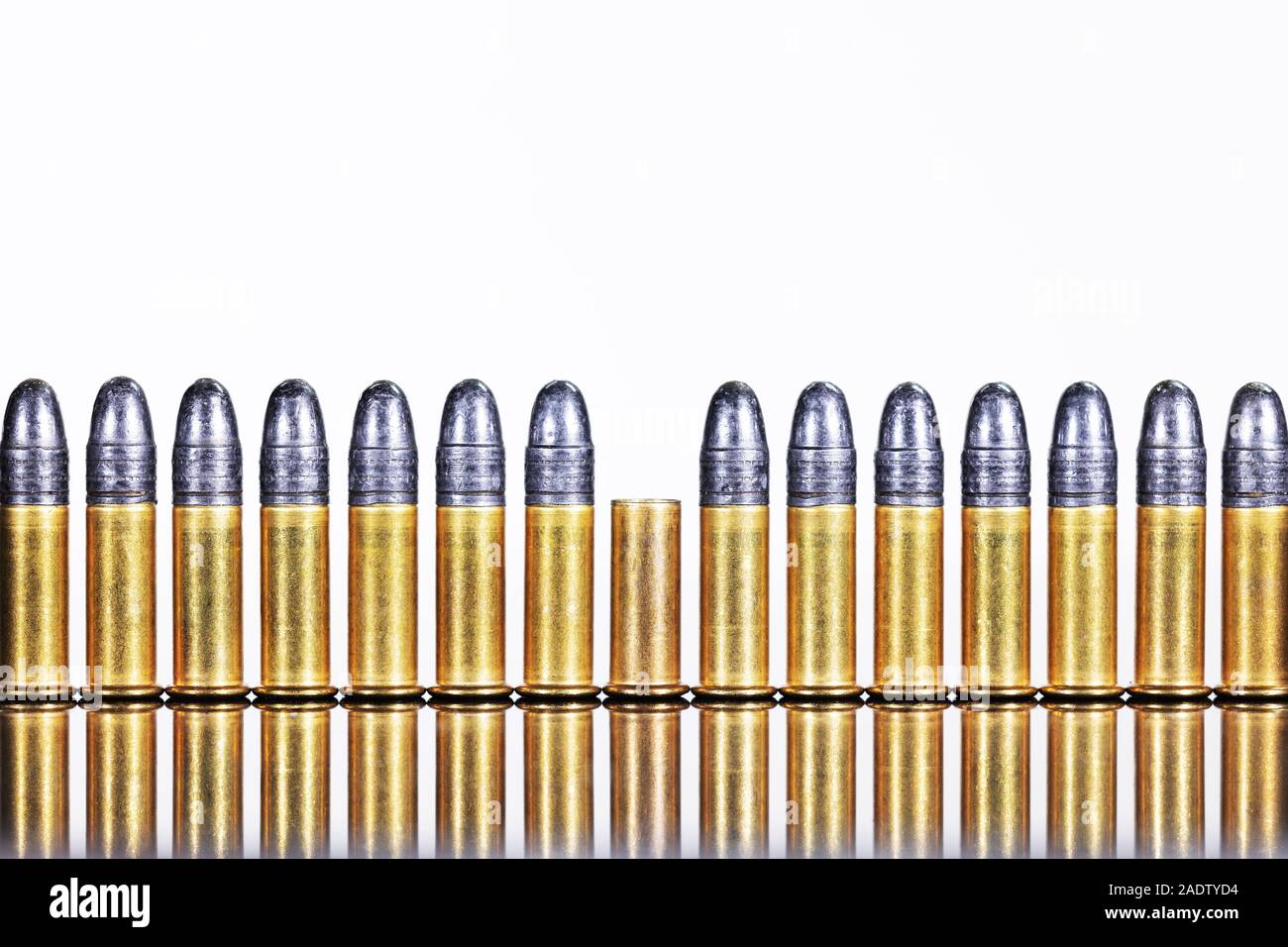 Serie von Patronen oder Munition gegen weißen Hintergrund, Konzepte wie