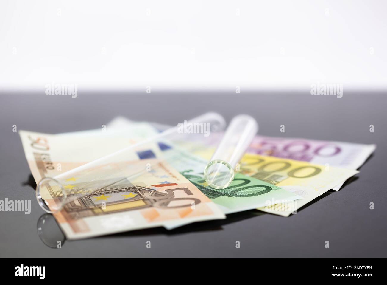 Konzept bild Panoramablick auf das Reagenzglas mit Euro-banknoten, Konzepte wie Forschung Gebühren oder Schulgeld, teure Medizin oder die pharmazeutische Industrie Stockfoto