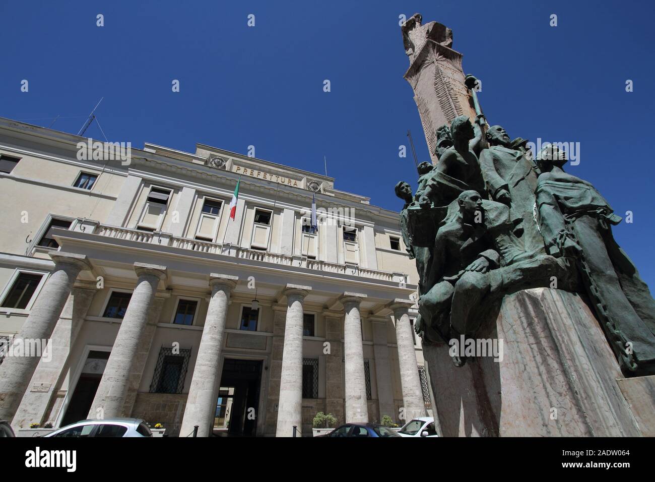 Frosinone, Italien - 27 April 2013: Der Sitz der Präfektur der Landeshauptstadt mit dem Kriegerdenkmal Stockfoto