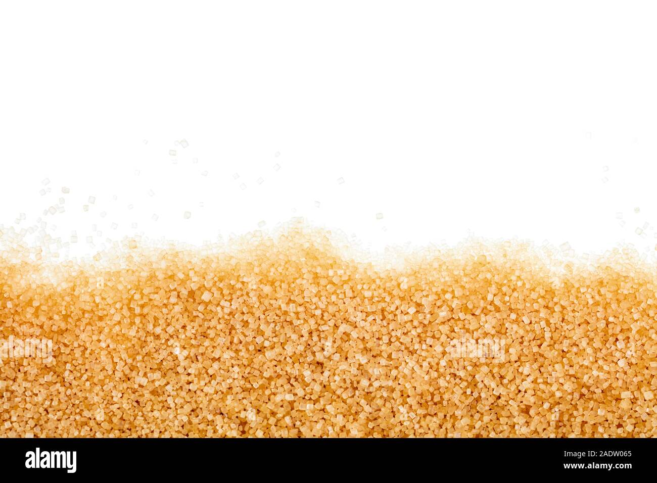 Demerara oder brauner Zucker auf weißem Hintergrund, Copyspace Stockfoto
