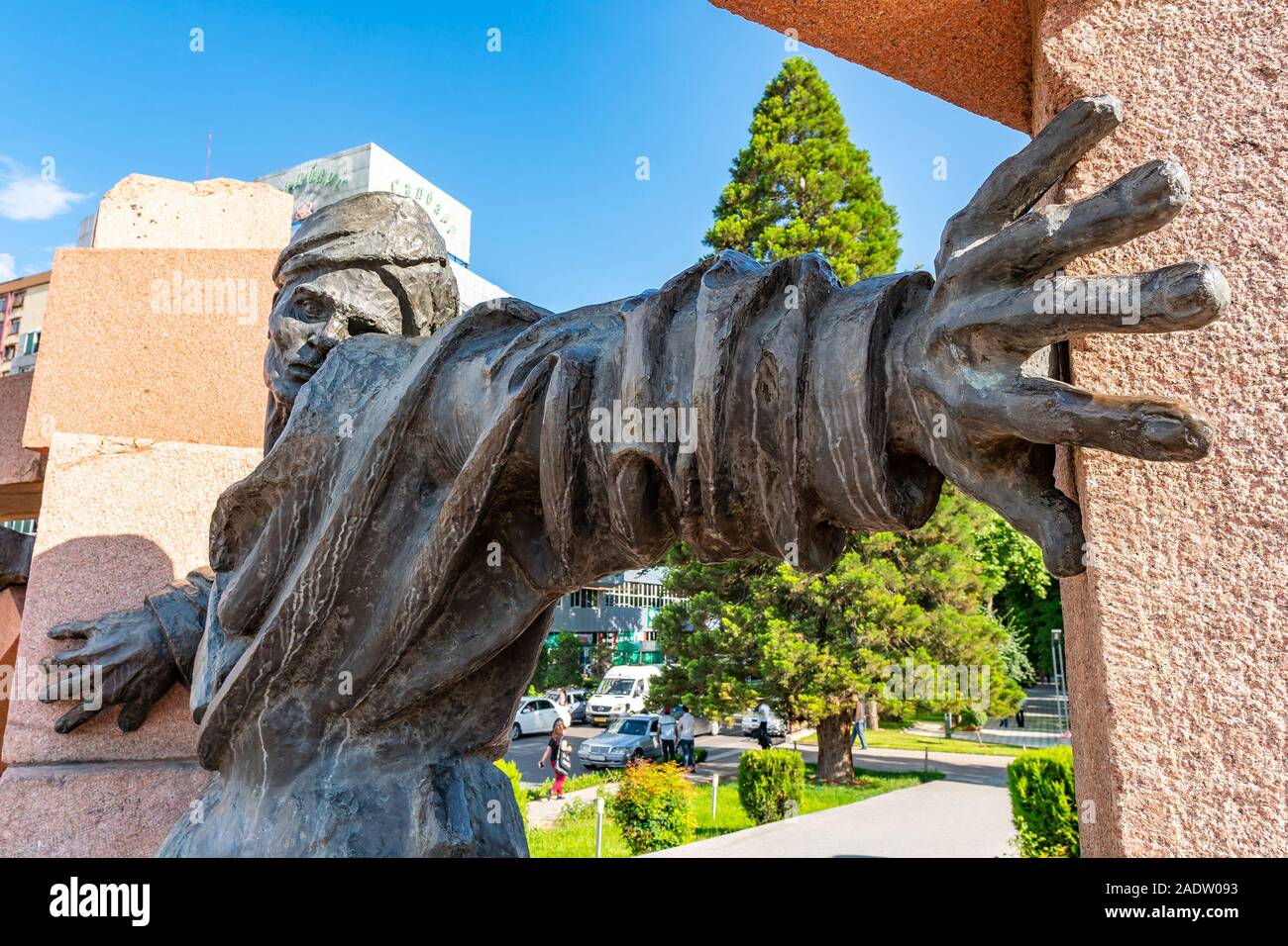 Duschanbe Ayni Square Park malerischen Blick auf einen Mann, zog sich die Mauer Statue auf einem sonnigen blauen Himmel Tag Stockfoto