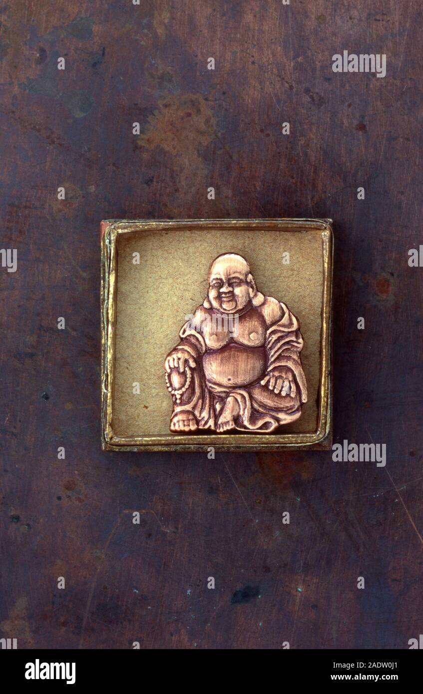 Kleine Brosche oder Abzeichen, sitzt Fett Buddha im Karton auf getrübt, Kupfer Stockfoto