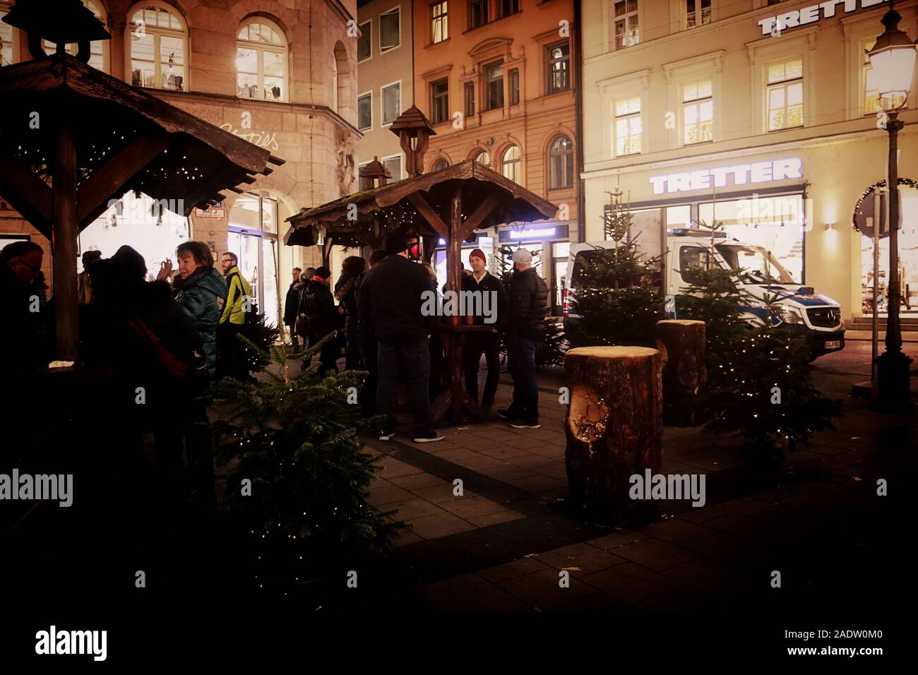 München, Deutschland - Dezember 3, 2019 Weihnachtsmarkt am Sendlinger Straße, große touristische Attraktion und gemütlich einen Glühwein mit Freunden zu trinken Stockfoto