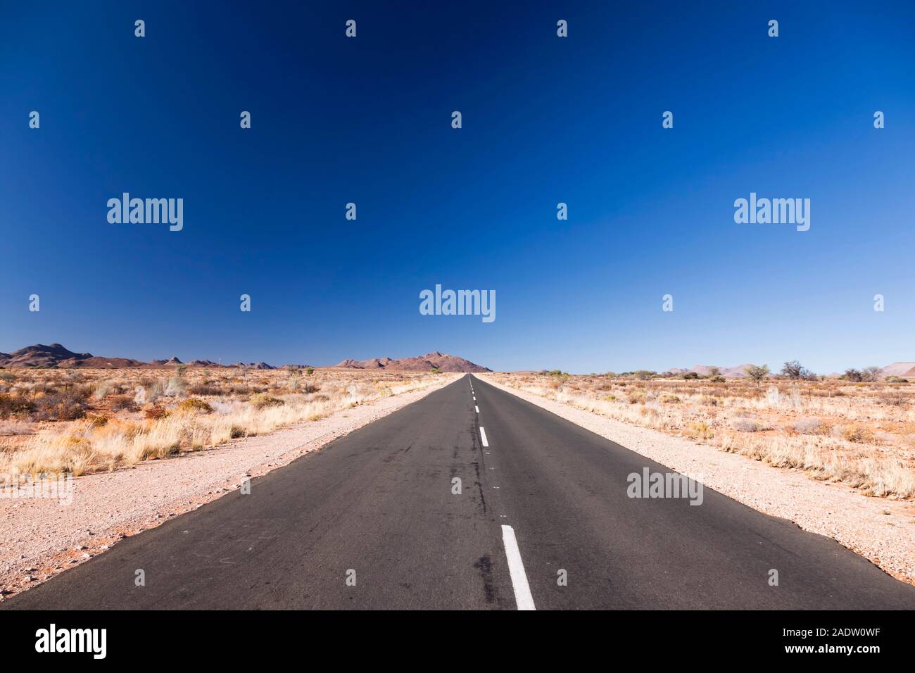 Gerade Tar Raod B1, bei Grunau, Namibia, Südafrika, Afrika Stockfoto