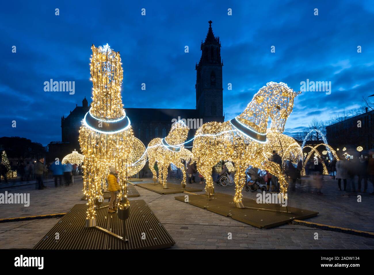 Magdeburg, Deutschland. 30 Nov, 2019. Pferd Skulpturen Shine auf den Cathedral Square. Sie die berühmten halbkugelförmige Experiment der Physiker Otto-von-Guericke-Universität neu erstellen. Die Skulptur gehört zu den Magdeburger Lichterwelt, bestehend aus 100 km von Lichterketten, 320 gestalteten Straßenlaternen, 500 Weihnachtskugeln und 60 große Skulpturen beleuchtet. Die weihnachtliche Dekoration wurde von einem polnischen Unternehmen gemacht. Kosten: 1,6 Millionen Euro. Quelle: Stephan Schulz/dpa-Zentralbild/ZB/dpa/Alamy leben Nachrichten Stockfoto