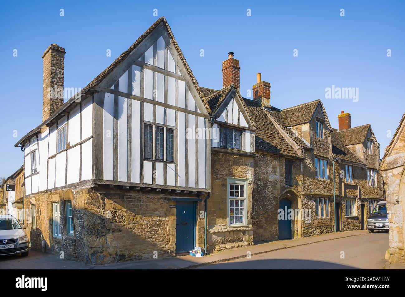 Chamberlain; s Haus ist ein altes Zeitraum Cottage an der Ecke East Street in Lacock Wiltshire England Großbritannien Stockfoto