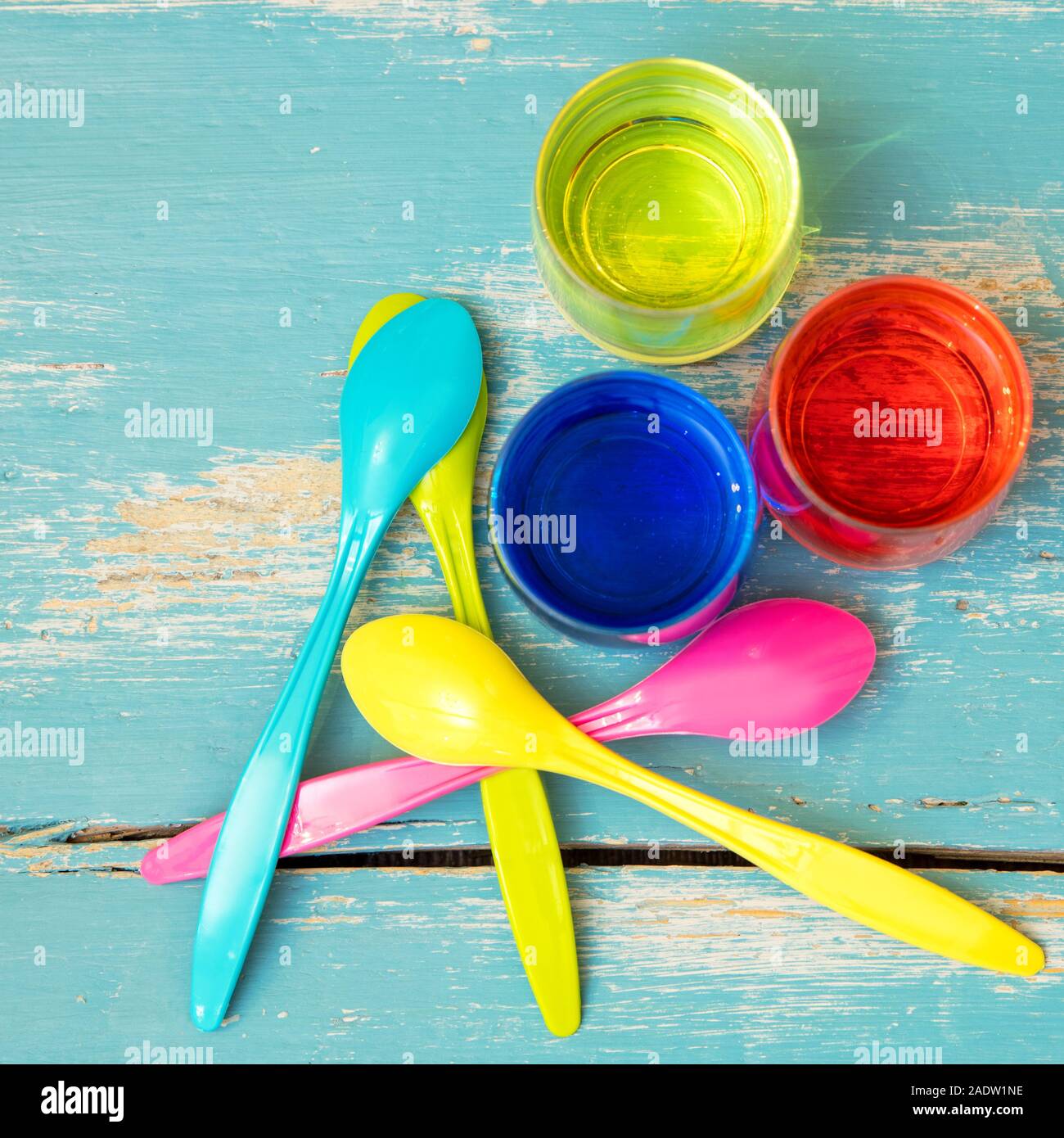 Flatlay, bunte Eier Löffel und ei Farbstoffe auf Blau Holztisch, Copyspace Stockfoto