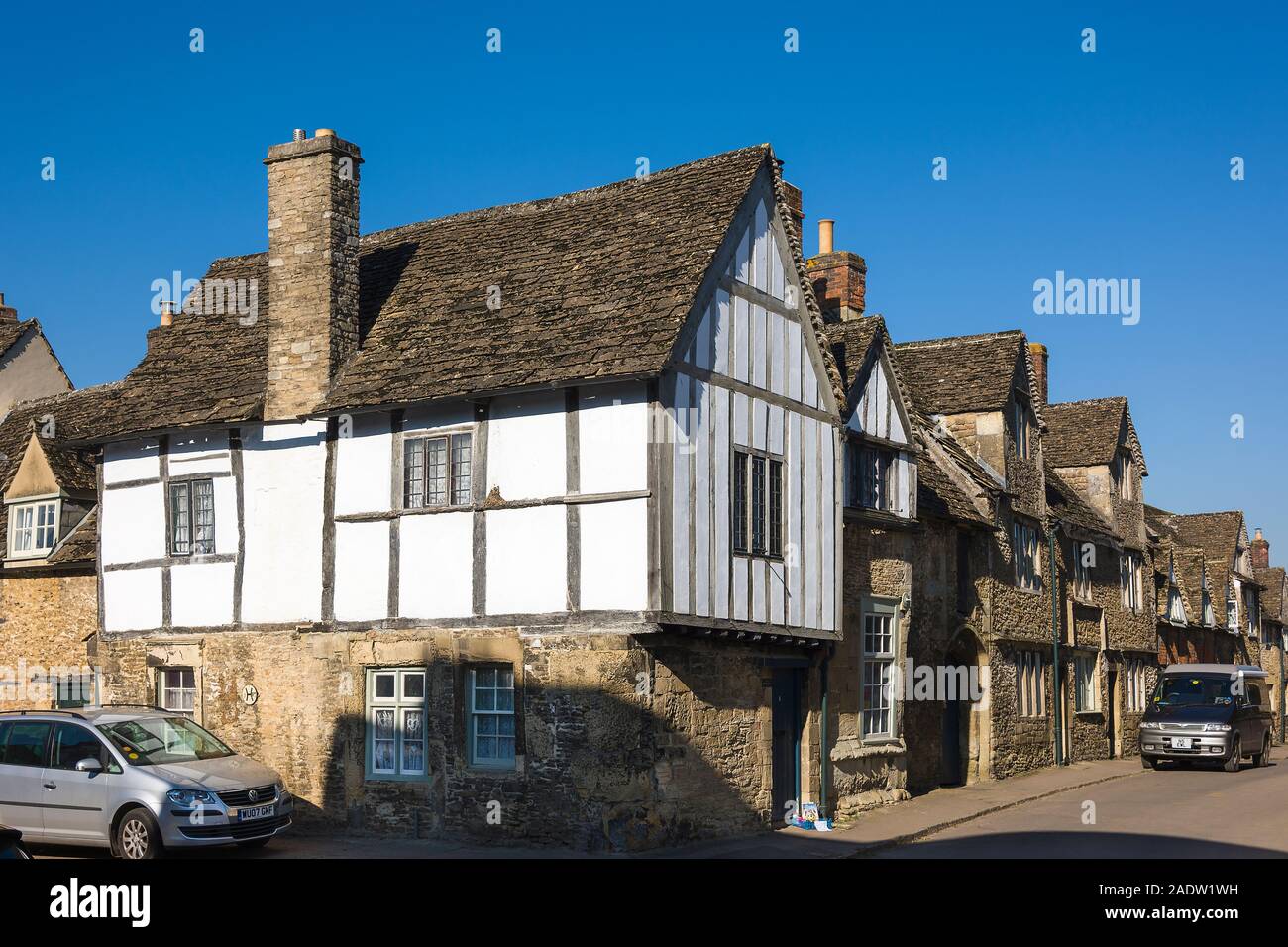 Eine alte Zeitraum Cottage an der Ecke East Street in Lacock Wiltshire England Großbritannien Stockfoto