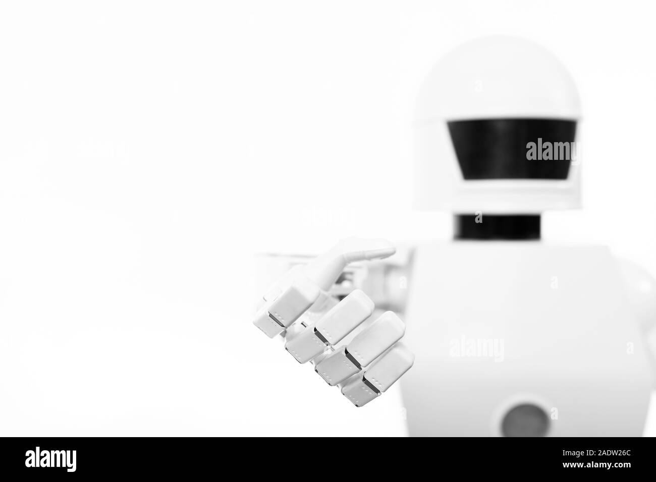 Nahaufnahme eines niedlichen autonome Serviceroboter, vor einem weißen Hintergrund Stockfoto
