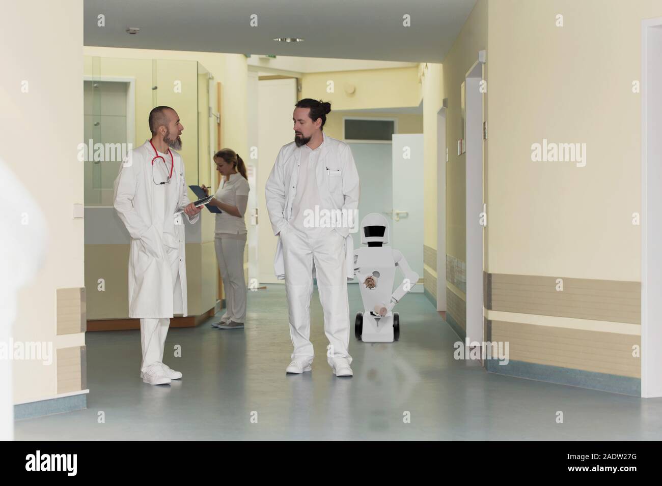 Pflege- Roboter in einem Krankenhaus oder Chirurgen mit Copyspace, Konzept autonome Serviceroboter unterstützt die Arbeit der Profis Stockfoto