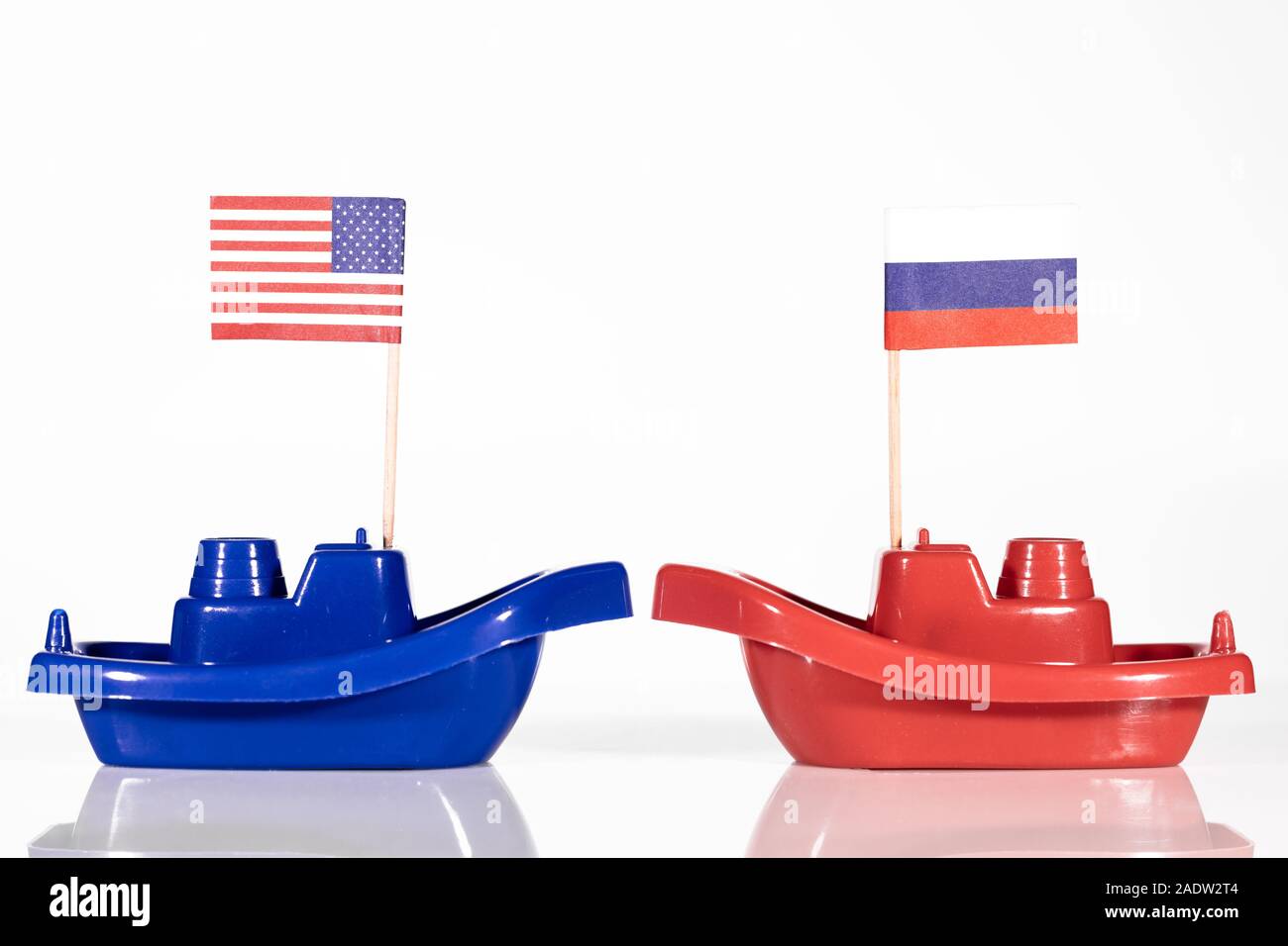 Schiffe mit der Flagge der Vereinigten Staaten von Amerika und Russland oder die Russische Föderation vor weißem Hintergrund Stockfoto