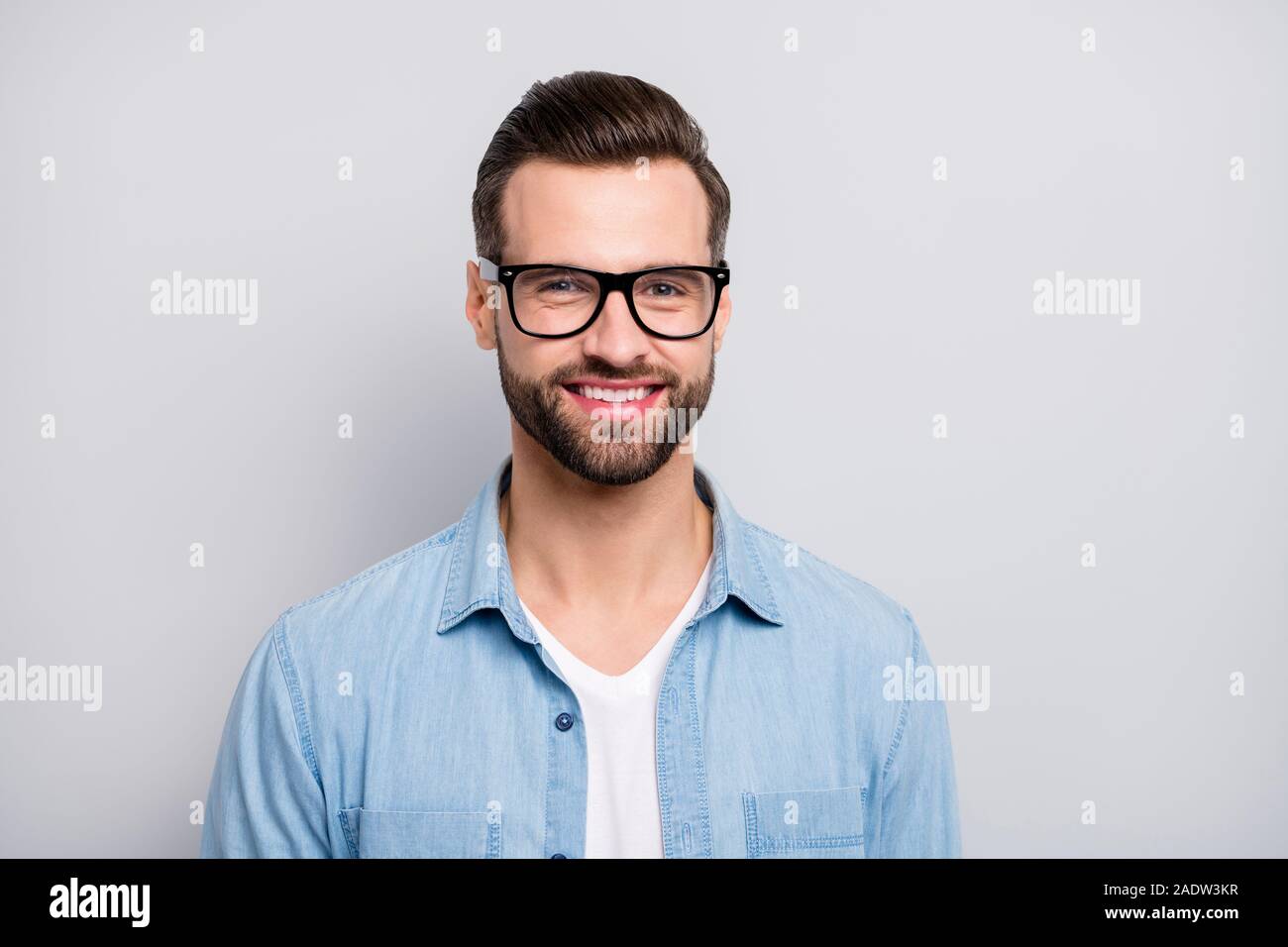 Nahaufnahme der erstaunlich freundlich business Guy perfekt gepflegt aussehen Frisur junge gefördert Chef Chef Verschleiß specs lässige Jeans Outfit isoliert Stockfoto