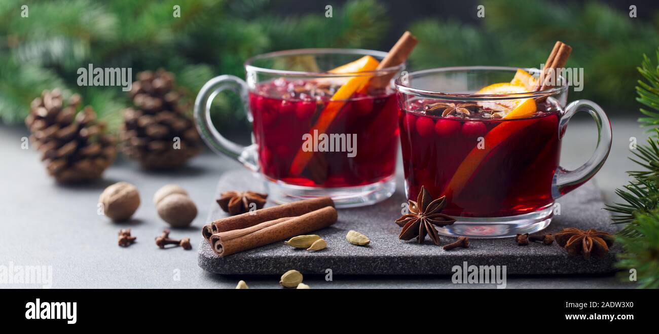 Glühwein Rotwein mit Gewürzen. Weihnachtsdekoration. Grauen Stein Hintergrund. Nahaufnahme Stockfoto