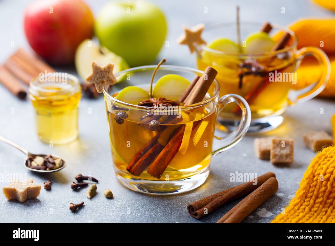 Apple Glühwein Apfelwein mit Gewürzen in Glas Schale. Grauen Stein Hintergrund. Nahaufnahme Stockfoto