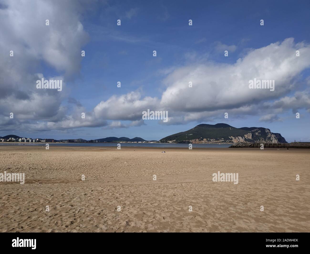 Meer und Strand Ansicht mit Wolken im Herbst Stockfoto