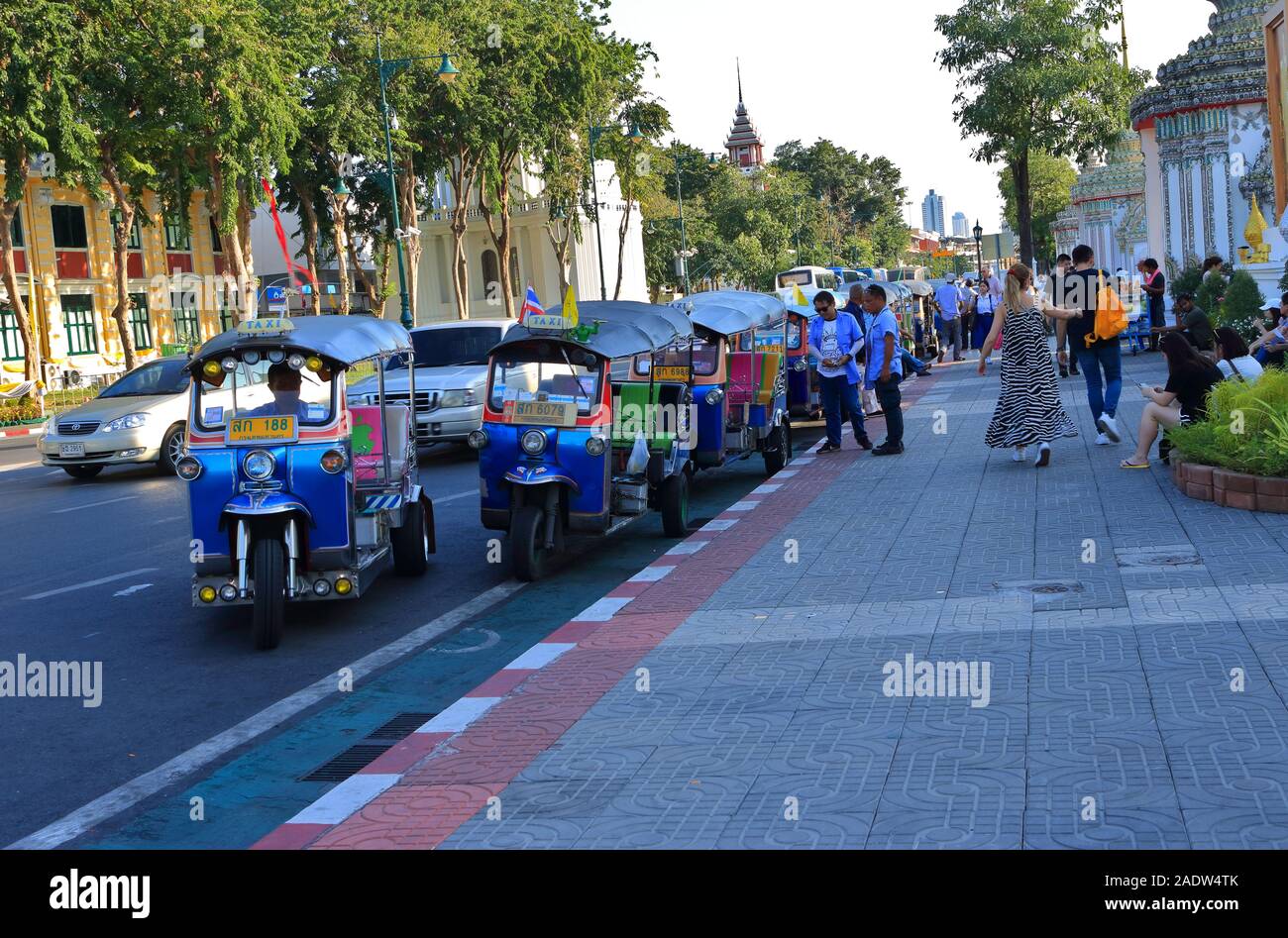 Bangkok, Thailand - Dezember 2, 2019: Reihe mit drei Rädern Kfz oder tuk tuk Parkplätze entlang der Straße vor Wat Pho warten auf Touristen Stockfoto