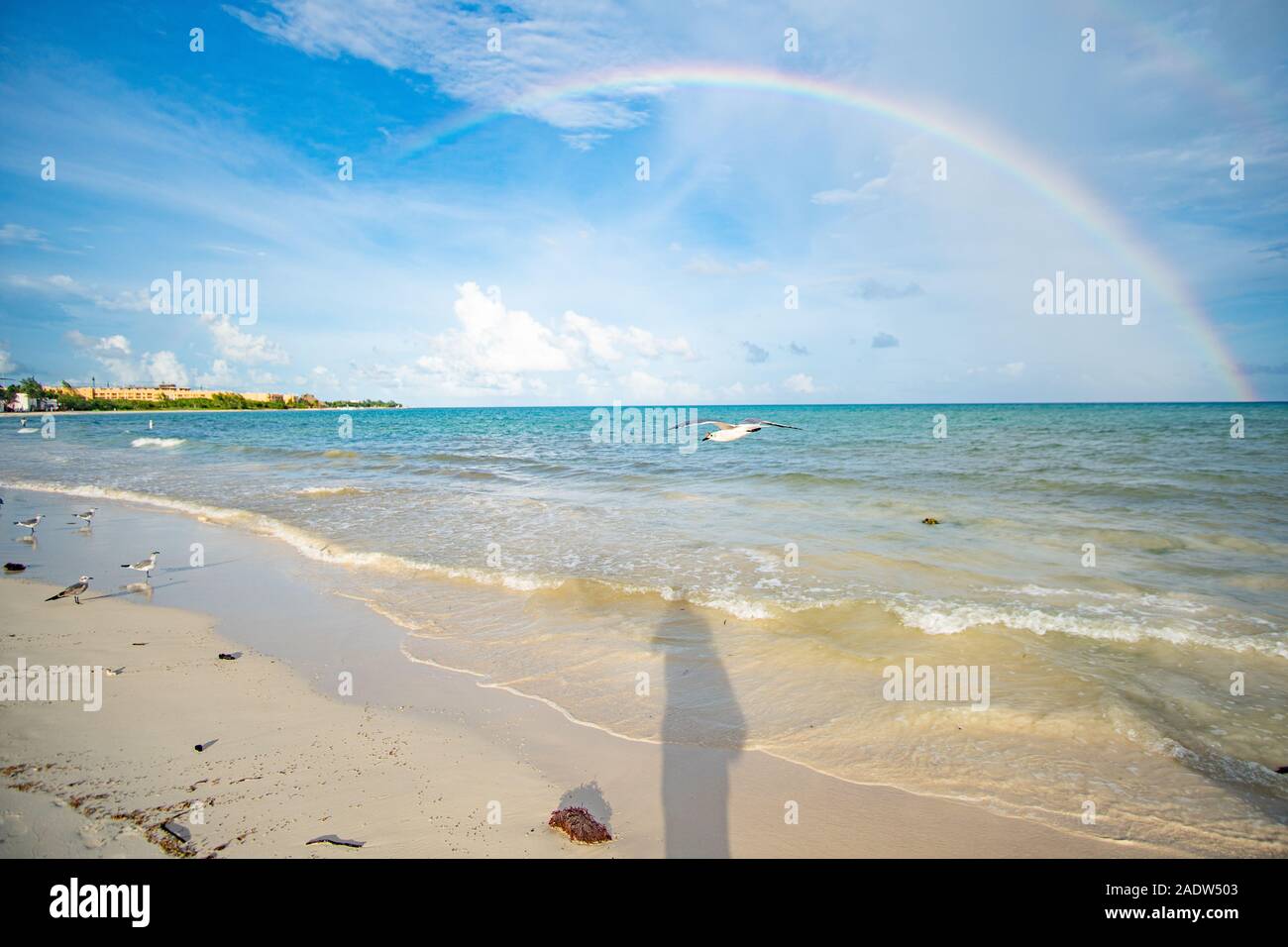 Die Hälfte Regenbogen und schönen Himmel am Strand Stockfoto