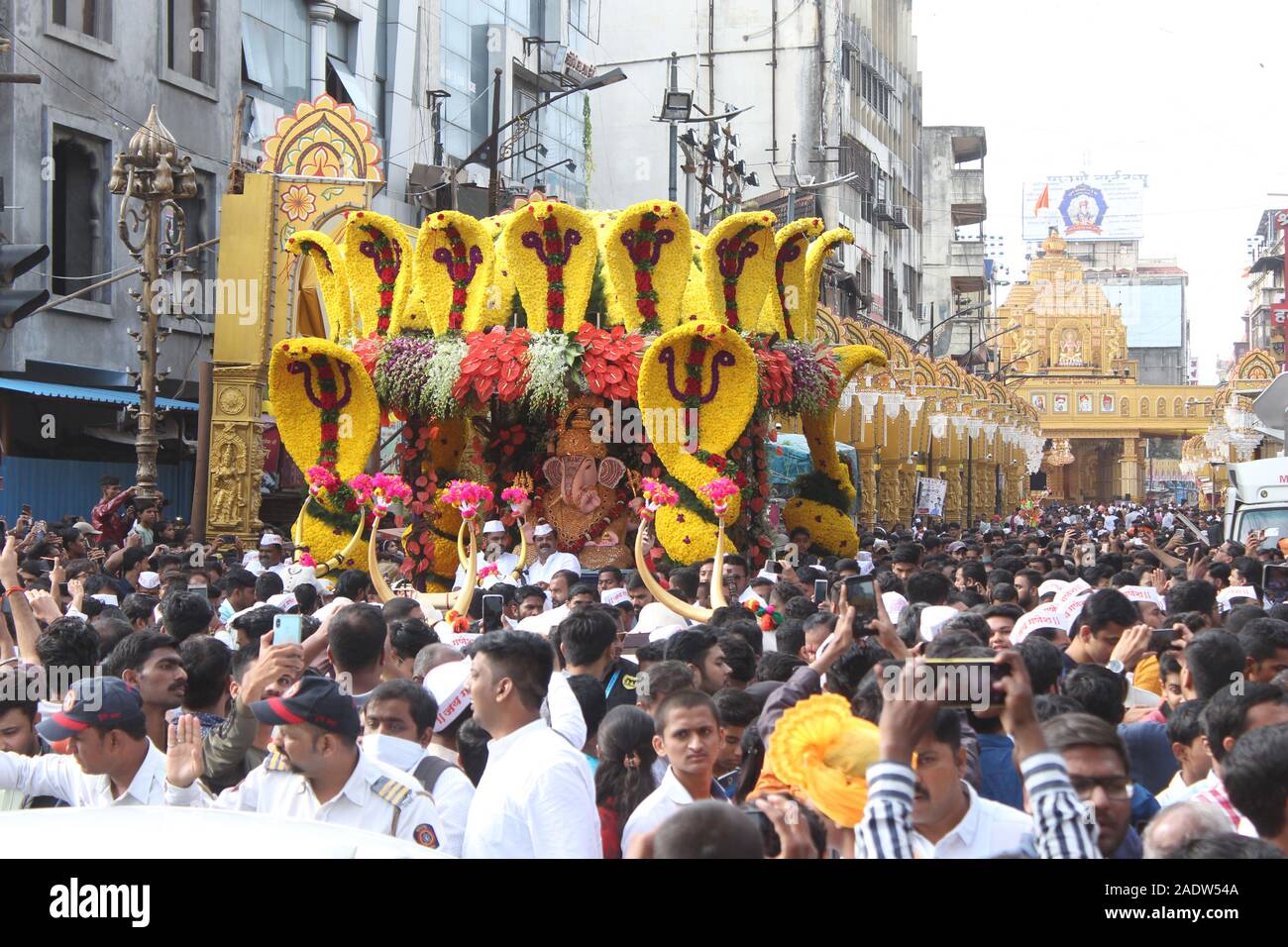 PUNE, MAHARASHTRA, Indien, September 2019, Devotee während Shree Dagdusheth Halwai Ganapati immersion Prozession Stockfoto