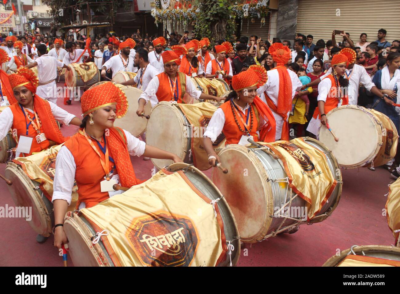 PUNE, MAHARASHTRA, Indien, September 2019, Youngster mit Shivmudra Dhol Tasha Pathak während Ganesh Festival Stockfoto