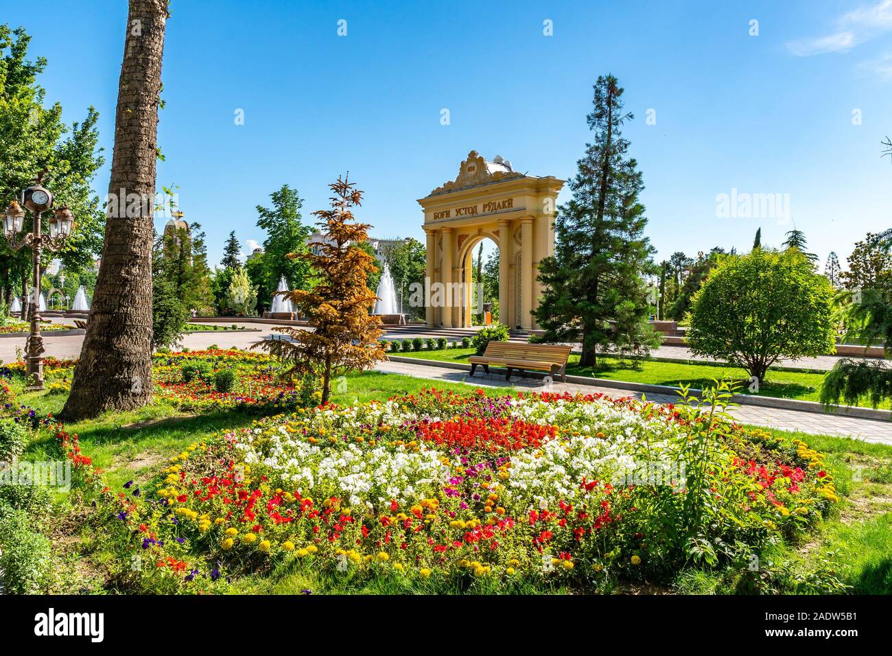 Duschanbe Abu Abdullah Rudaki Park malerische Ansicht triumphbogen Eingangstor mit Blumen an einem trüben Regentag Stockfoto