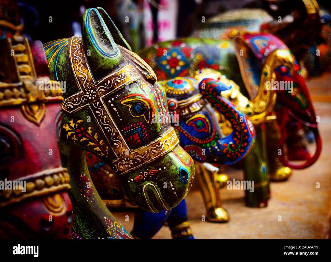 Farbenfrohen Kunsthandwerks Spielzeug Tiere Souvenirs aus Indien Markt Stockfoto