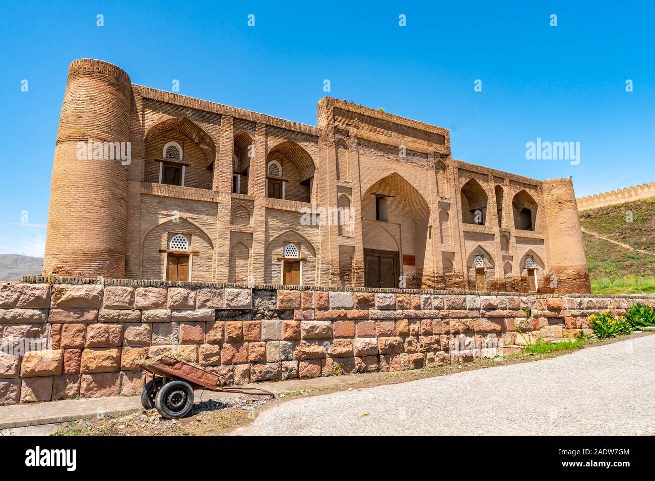 Hisor Festung Madrasa Nav malerischen Atemberaubenden Blick mit Blumen auf einem sonnigen blauen Himmel Tag Stockfoto