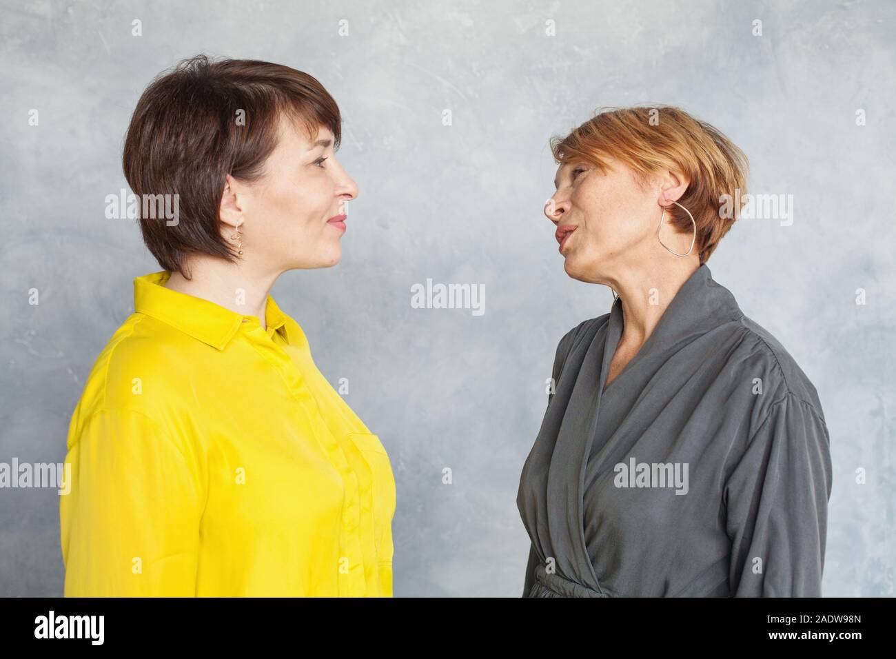 Gerne reife Frauen chatten und suchen und auf grauem Hintergrund. Zwei  Damen, die 45 und 60 Jahre alt Porträt Stockfotografie - Alamy