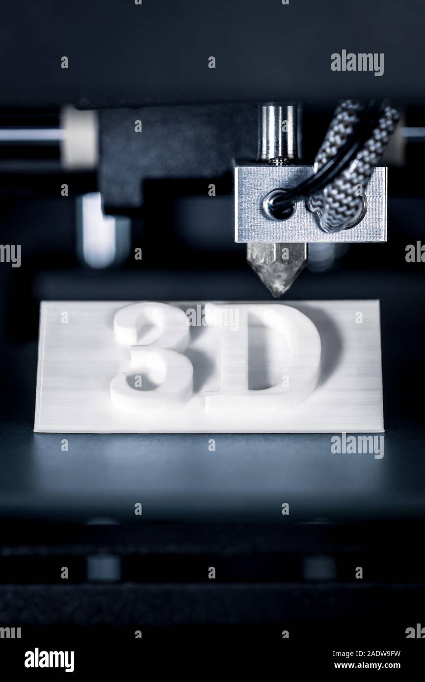 Zeichen mit Buchstaben- oder 3D-Text ist oder gedruckt wurde, Konzept moderne Technologie 3D-Drucker Stockfoto