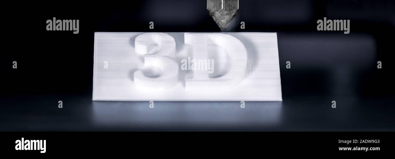 Zeichen mit Buchstaben- oder 3D-Text ist oder gedruckt wurde, Konzept moderne Technologie 3D-Drucker Stockfoto