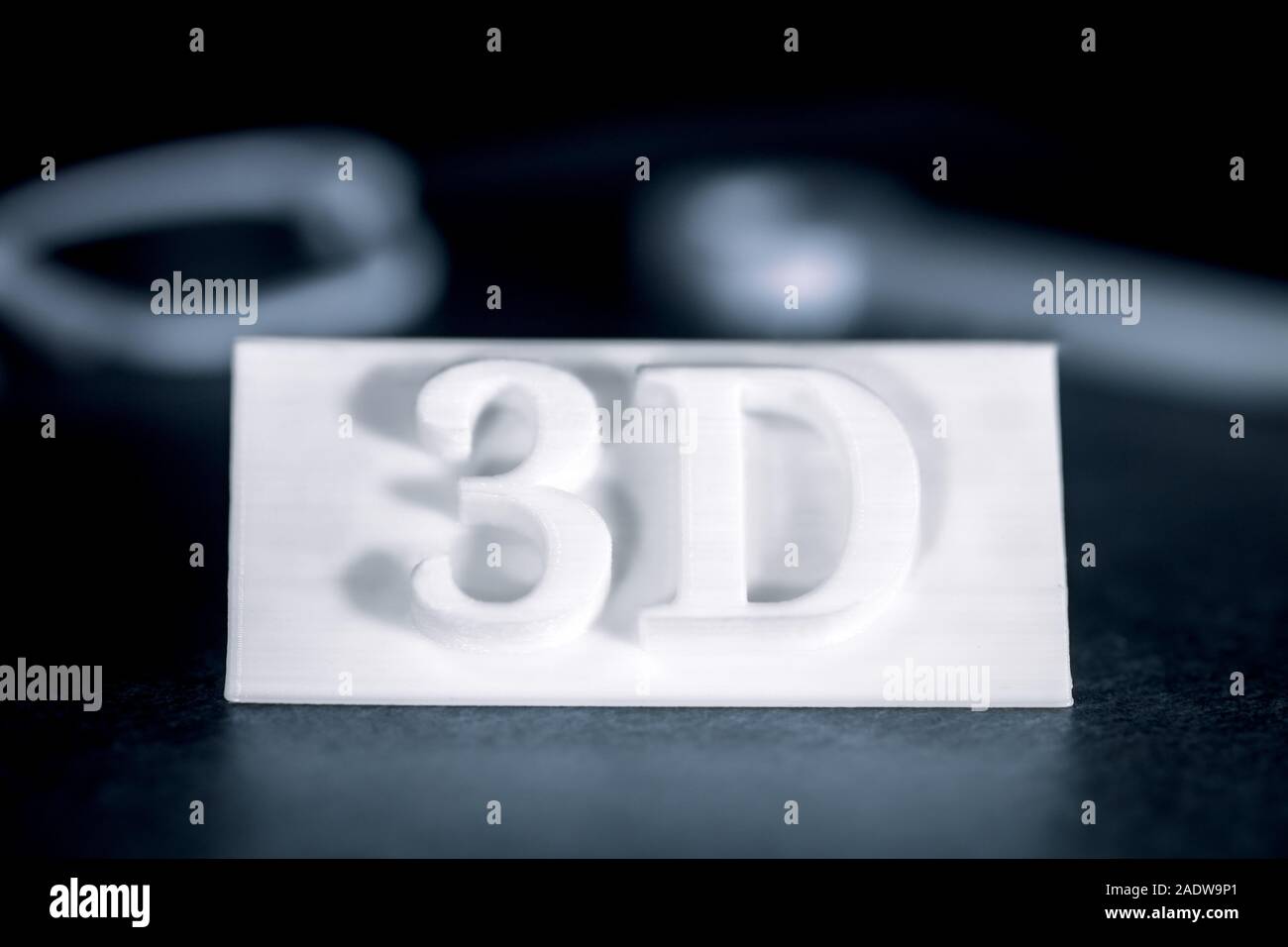 Zeichen mit Buchstaben- oder 3D-Text ist oder gedruckt wurde, Konzept moderne Technologie 3D-Drucker Stockfoto