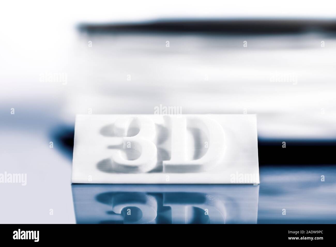 Zeichen mit Buchstaben- oder 3D-Text ist oder gedruckt wurde, Konzept moderne Technologie 3D-Drucker Stockfoto