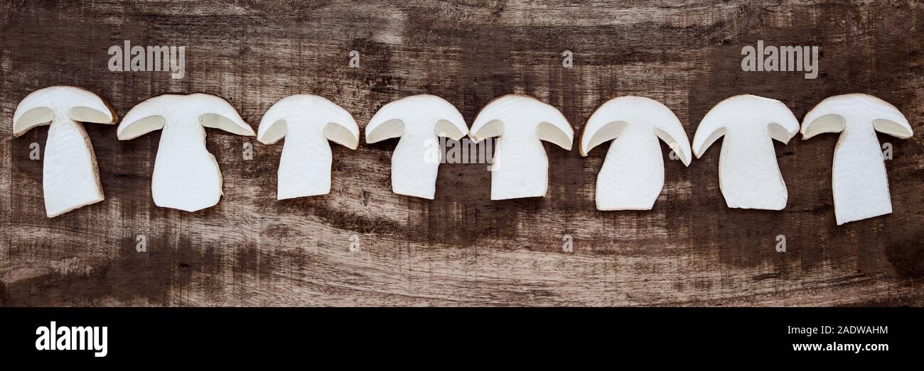 Flatlay, Boletus Edulis Slices auf Holztisch, frischen und rohen Steinpilzen Stockfoto