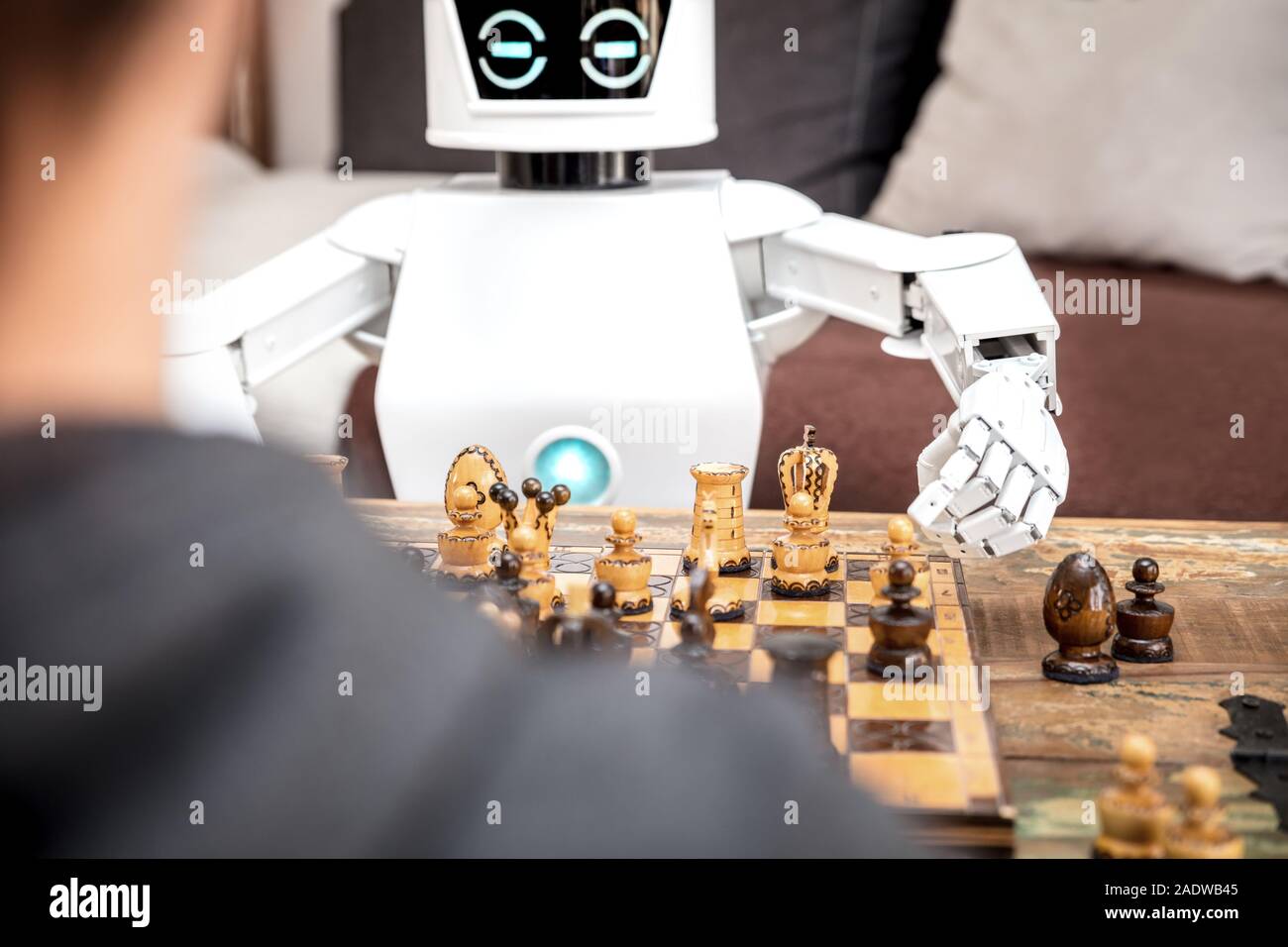 Autonome Roboter Cyborg oder Schach spielen, Konzept, Strategie oder adaptive KI mit Schach computer Stockfoto