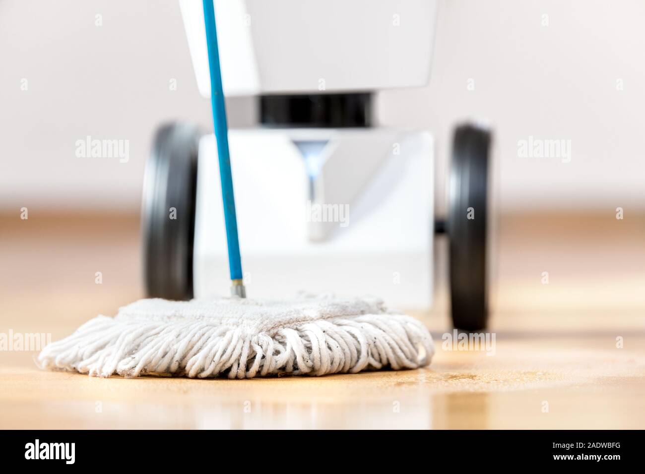 Nahaufnahme eines Roboters mit Mop Konzept automatische Schrubber im Haushalt Stockfoto