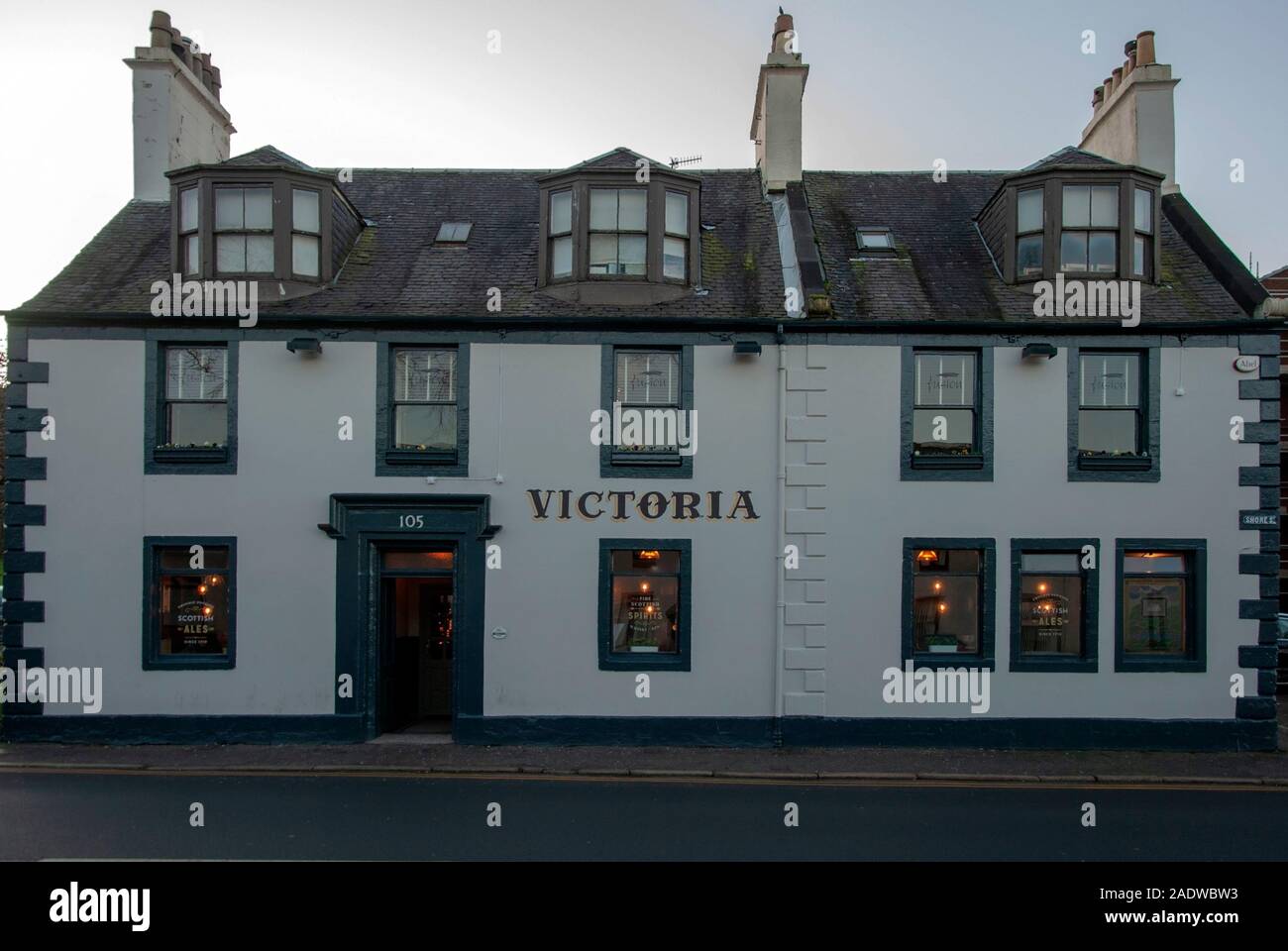 Die Victoria Bar & Restaurant Fusion Shore Street Gourock Inverclyde Schottland United Kingdom Außenansicht weiß lackiert 3-stöckigen kommerzielle licen Stockfoto