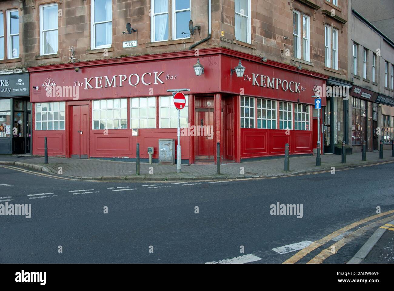 Die Kempock Bar Public House Kempock Ort Gourock Inverclyde Schottland United Kingdom Außenansicht rot weiß lackiert Erdgeschoss kommerzielle Lizenz Stockfoto
