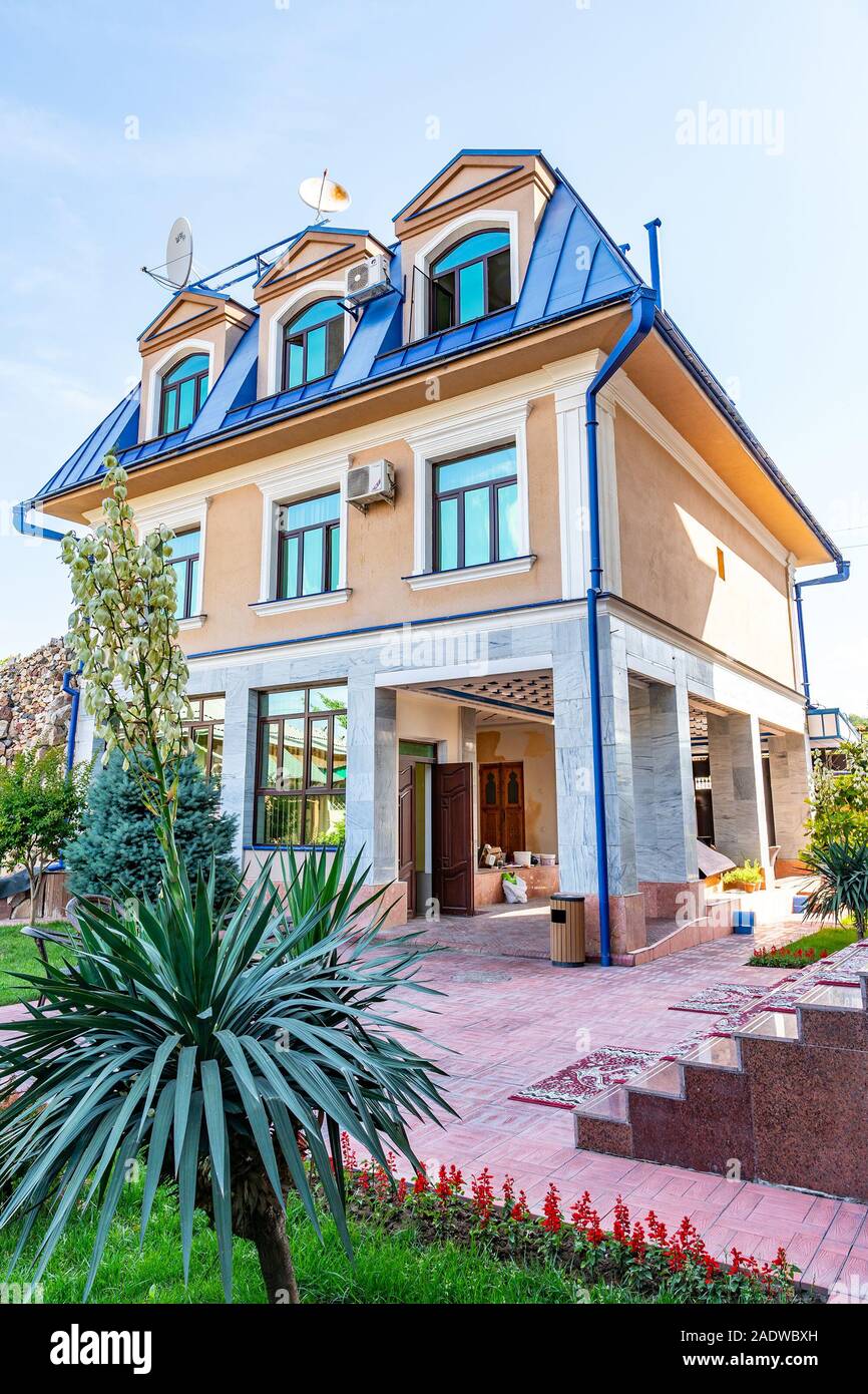 Hotel malerisch atemberaubend wunderschön gestalteten Garten im Innenhof mit Haus Gebäude Stockfoto