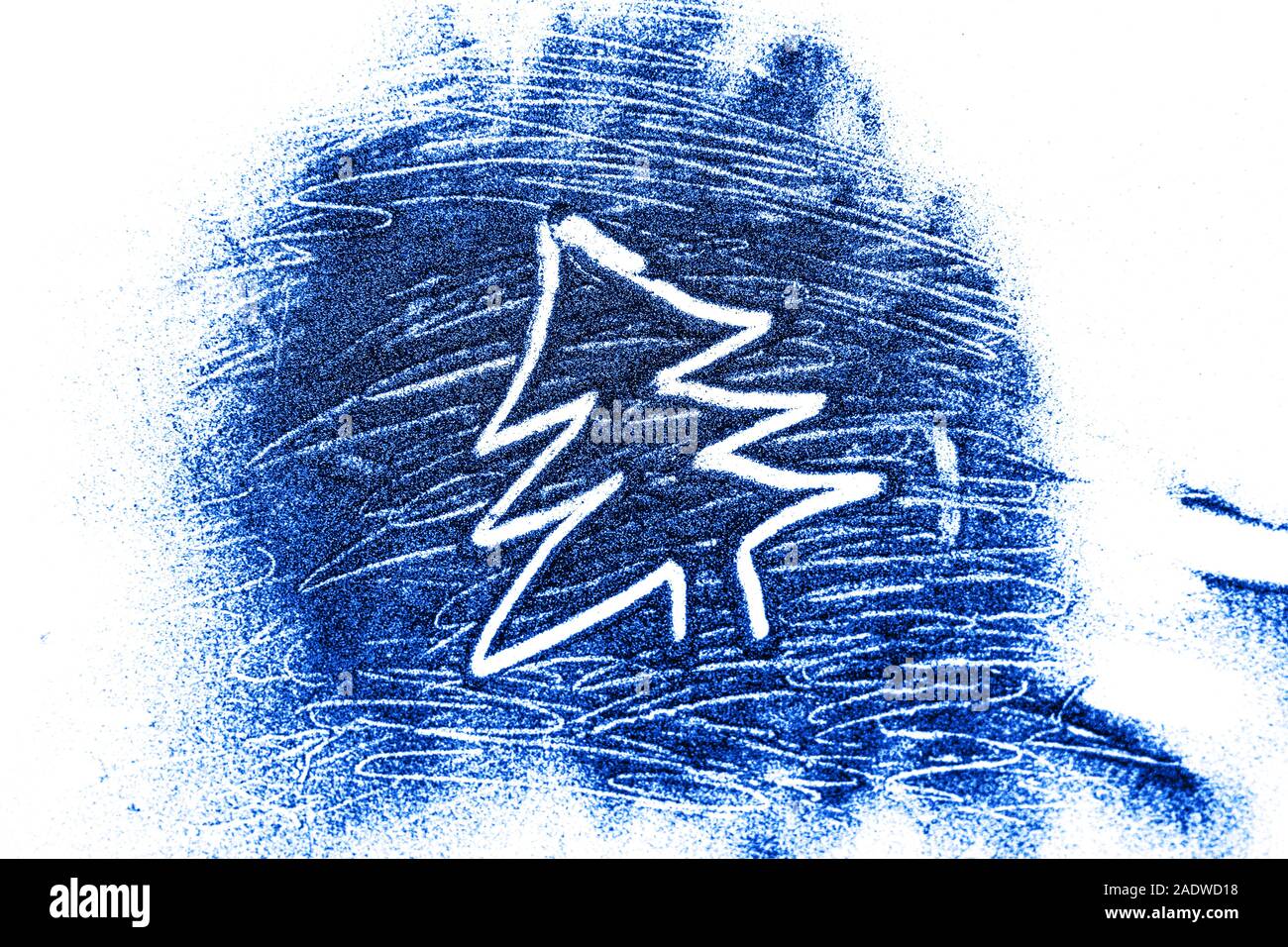 Weihnachtsbaum Zeichnung auf einem Hintergrund von verstreuten Blau glänzend funkelt auf dem weißen Hintergrund. Die hauptfarbe Trend von 2020. Stockfoto