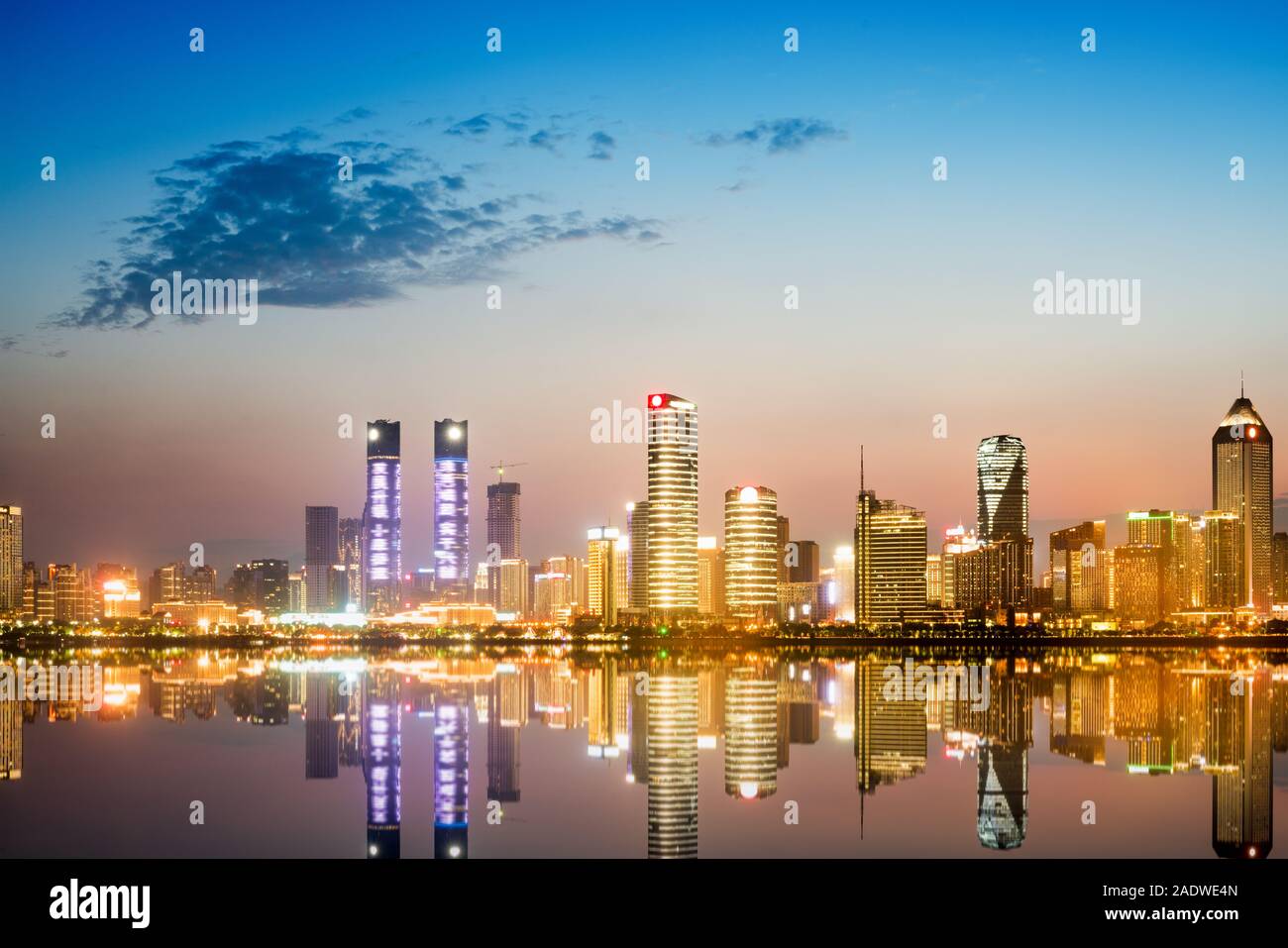 Stadtbild und die Skyline der Innenstadt in der Nähe von Wasser von Chongqing bei Nacht Stockfoto