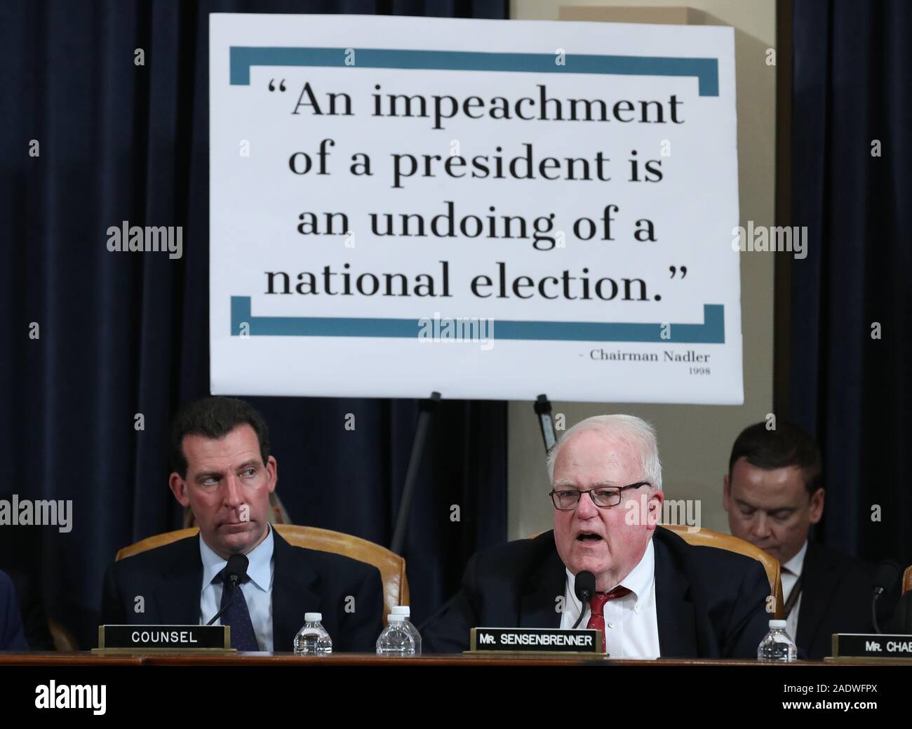 United States Vertreter F. James Sensenbrenner (Republikaner für Wisconsin), rechts, Fragen konstitutionelle Wissenschaftler während des Zeugnisses vor dem US-Repräsentantenhauses in der longworth House Bürogebäude auf dem Capitol Hill Dezember 4, 2019 in Washington, DC. Dies ist die erste Anhörung durch die US-Justiz Ausschuss im Amtsenthebungsverfahren gegen US-Präsident Donald Trump, dem Haus Demokraten sagen wieder militärische Hilfe für die Ukraine, während anspruchsvolle es seinen politischen Rivalen zu untersuchen. Der Schiedsausschuss entscheidet, ob offizielle Artikel Amtsenthebungsverfahren ag zum Entwurf Stockfoto