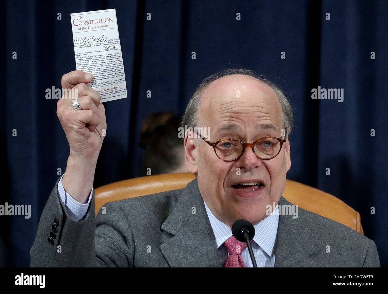 United States Vertreter Steve Cohen (Demokrat von Tennessee) hält eine Kopie der US-Verfassung, als er Fragen konstitutionelle Wissenschaftler während des Zeugnisses vor dem US-Repräsentantenhauses in der longworth House Bürogebäude auf dem Capitol Hill Dezember 4, 2019 in Washington, DC. Dies ist die erste Anhörung durch das Haus richterlichen Ausschusses im Amtsenthebungsverfahren gegen US-Präsident Donald Trump, dem Haus Demokraten sagen wieder militärische Hilfe für die Ukraine, während anspruchsvolle es seinen politischen Rivalen zu untersuchen. Der Schiedsausschuss entscheidet, ob die offiziellen artic Entwurf Stockfoto