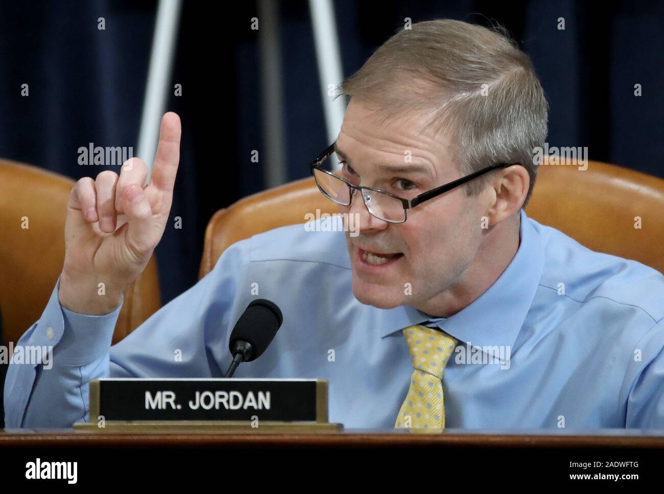 United States Vertreter Jim Jordan (Republikaner aus Ohio) Fragen konstitutionelle Wissenschaftler während des Zeugnisses vor dem US-Repräsentantenhauses in der longworth House Bürogebäude auf dem Capitol Hill Dezember 4, 2019 in Washington, DC. Dies ist die erste Anhörung durch das Haus richterlichen Ausschusses im Amtsenthebungsverfahren gegen US-Präsident Donald Trump, dem Haus Demokraten sagen wieder militärische Hilfe für die Ukraine, während anspruchsvolle es seinen politischen Rivalen zu untersuchen. Der Schiedsausschuss entscheidet, ob offizielle Artikel Amtsenthebungsverfahren gegen Präsident Trump zum Entwurf zu sein Stockfoto