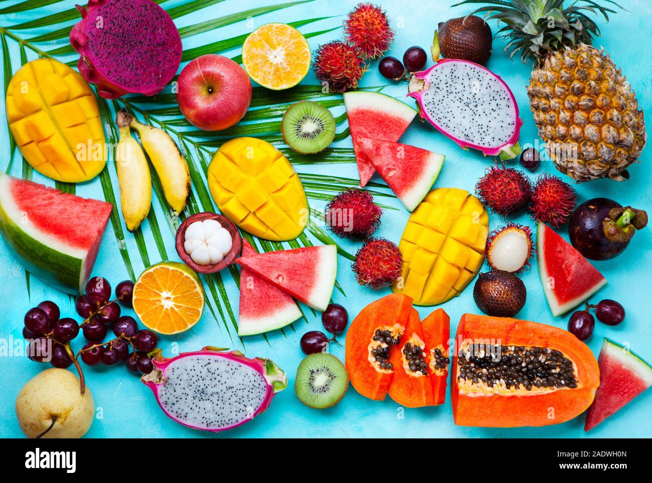 Sortiment an tropischen exotische Früchte. Blauen Hintergrund. Ansicht von oben. Stockfoto