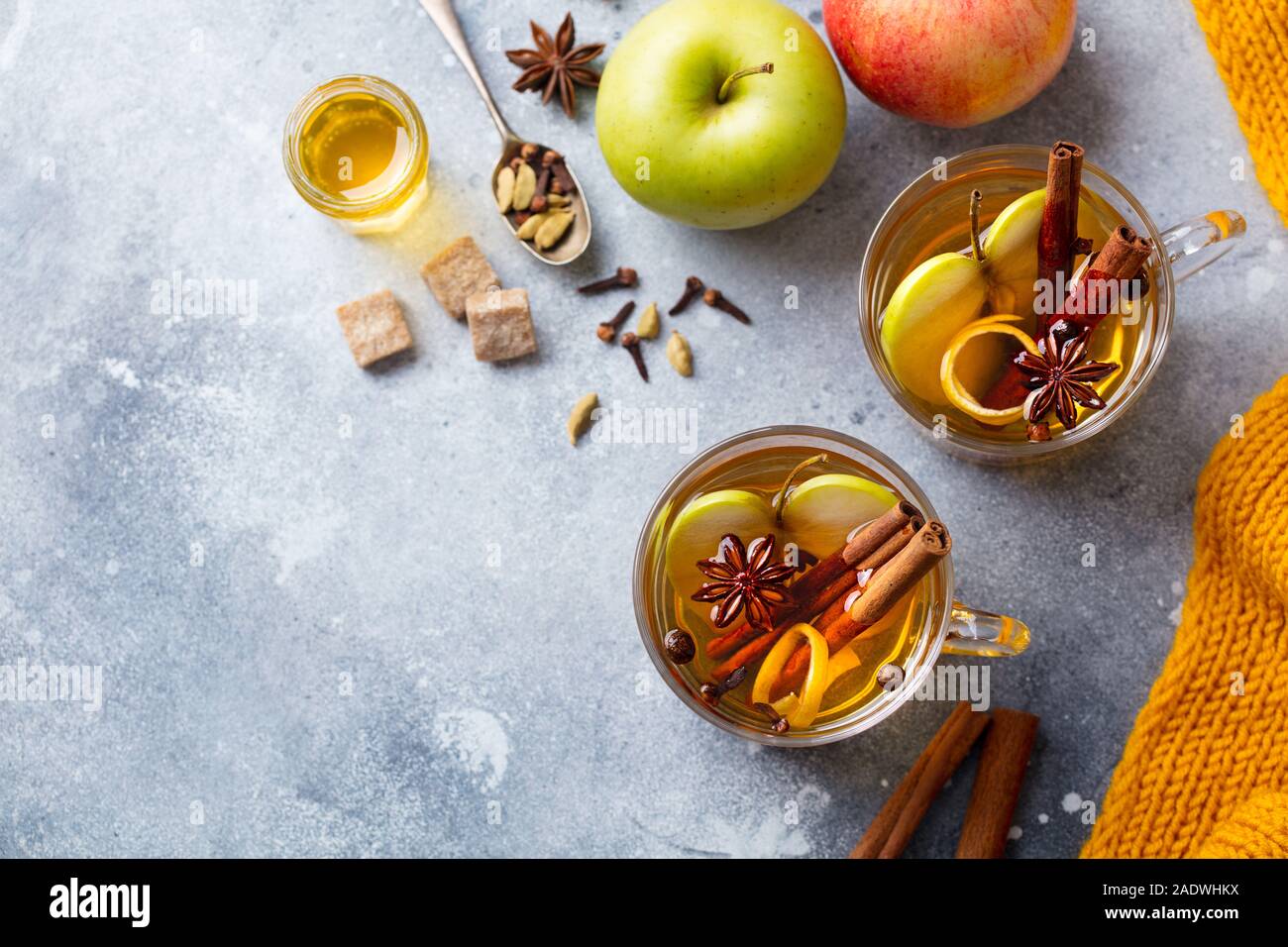 Apple Glühwein Apfelwein mit Gewürzen in Glas Schale. Grauen Stein Hintergrund. Kopieren spase. Ansicht von oben. Stockfoto